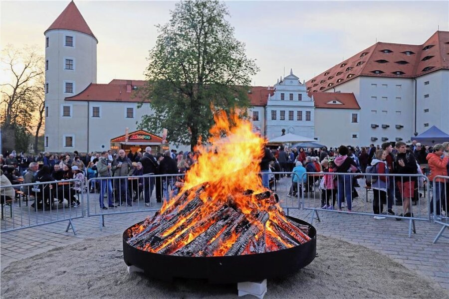 Hexenfeuer zur Walpurgisnacht: Wo es rund um Freiberg und Flöha lodert - Das Hexenfeuer auf dem Schlossplatz ist nicht das einzige in der Silberstadt. 