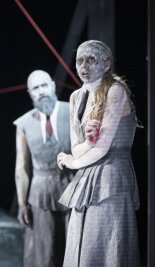 "Hexenjagd" - Premiere mit erschreckender Aktualität - Zwei der Akteure, die in "Hexenwahn" eine große graue Masse bilden: Nadja Schimonsky und Nenad Žanić. 