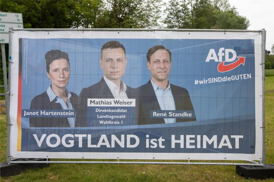 Hickhack um AfD-Wahlplakate im Vogtland - Wahlplakat der AfD in Plauen: Die Plakate nehmen Bezug zur Landtagswahl. Die Partei musste die Passage unter dem Namen Mathias Weiser auf Anordnung der Stadt Plauen überkleben.