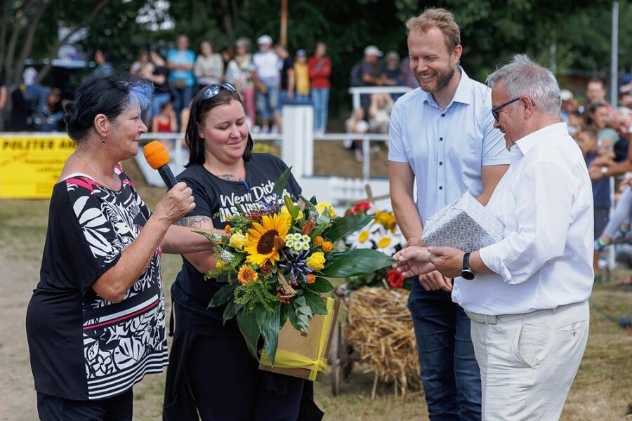 Erhält zum Abschied Präsente: Landrat Frank Vogel (r.) mit Thomas Mey, Bürgermeister von Thermalbad Wiesenbad und Marga Schulze (l.) von der Abteilung Pferdesport des SV Eintracht Wiesa. 