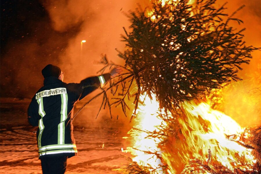 Hier brennt der Baum: Fünf Tipps zum Wochenende zwischen Freiberg und Rochsburg - In etlichen Orten laden die Feuerwehren am Samstag zur geselligen Runde beim Verbrennen der ausgedienten Weihnachtsbäume ein.