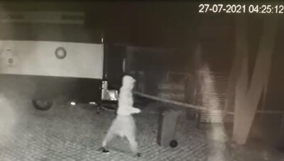 Hier filmt eine Kamera den Dieb im Freibad Elstergarten - Foto der Überwachungskamera: 4.25 Uhr stieg der Täter ein. 
