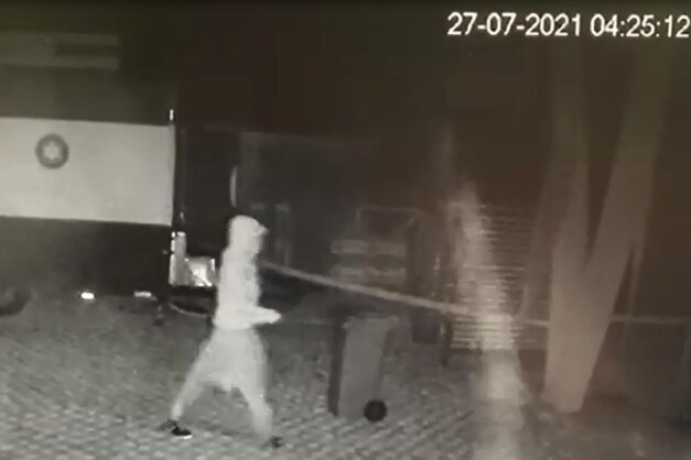 Hier filmt eine Kamera den Dieb im Freibad Elstergarten - Foto der Überwachungskamera: 4.25 Uhr stieg der Täter ein. 