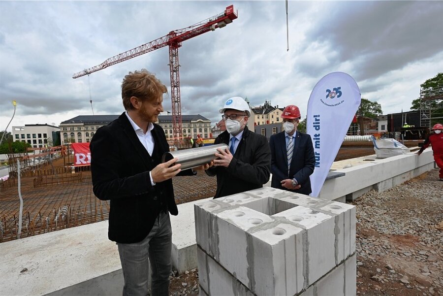 Baubürgermeister Michael Stötzer (links) und OB Sven Schulze bei der Grundsteinlegung für die Oberschule am Hartmannplatz.
