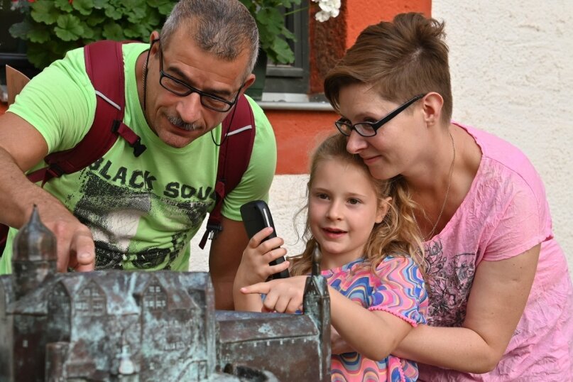 Die sechsjährige Lucy hat mit ihren Eltern Lars und Melanie Seyferth den Audioguide auf Schloss Rochsburg getestet. 