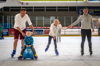 Hier ist schon wieder Winter: Eislaufen in Chemnitz bereits im August und September möglich - Christian, Miro, Milena und Kristin Topel (von links) sind am Samstag zum Eislaufen im Spätsommer gekommen. Sie feierten in der Eissporthalle eine vorgezogene Schulanfangsfeier.