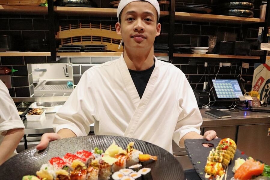 Hier lässt roher Fisch keinen kalt - ein Besuch im "Mori Moto" - Der Restaurant-Chef und Sushi-Meister Duong Quoc Do zeigt eine Überraschungsplatte mit Sushi.