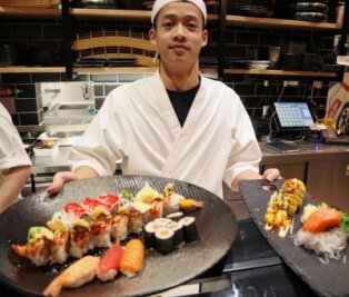 Hier lässt roher Fisch keinen kalt - ein Besuch im "Mori Moto" - Der Restaurant-Chef und Sushi-Meister Duong Quoc Do zeigt eine Überraschungsplatte mit Sushi.