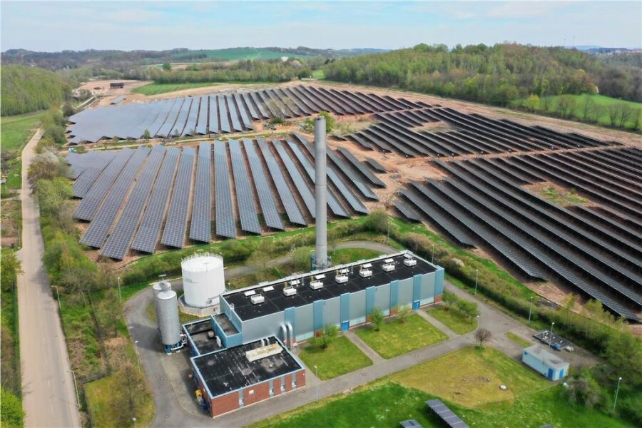 Hier muss die Sonne lachen: Direkt neben riesigem Solarpark in Zwickau entsteht ein weiterer - Am Kraftwerk in Pöhlau hat bereits ein privates Unternehmen einen Solarpark aufgebaut - die ZEV zieht nun nach. 