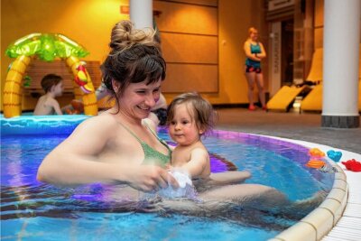 Hier relaxen schon die Minis: Neue Babysauna im Plauener Stadtbad begeistert auch die Eltern - Planschen mit Mama: Während eine Gruppe in der Sauna ist, entspannen Julia und Quinn im Wasserbecken.