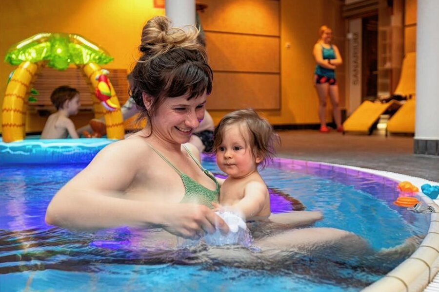 Hier relaxen schon die Minis: Neue Babysauna im Plauener Stadtbad begeistert auch die Eltern - Planschen mit Mama: Während eine Gruppe in der Sauna ist, entspannen Julia und Quinn im Wasserbecken.