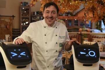 Hier servieren jetzt Roboter - Silvio Kuhnert mit seinen neuen Helfern: Zwei Roboter werden künftig die Gäste in seinem Restaurant bedienen. Die Geräte mit Katzengesicht wurden auf die Namen Bella und Robby getauft. 