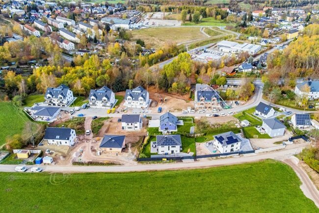 Hier wächst Aue-Bad Schlemas aktuell größtes Wohnbauprojekt - Blick aus der Luft auf das neue Wohngebiet an der Semmelweissiedlung in Bad Schlema. Auf dem gut 1,8 Hektar großen Areal sind bereits mehrere Wohnhäuser entstanden. 