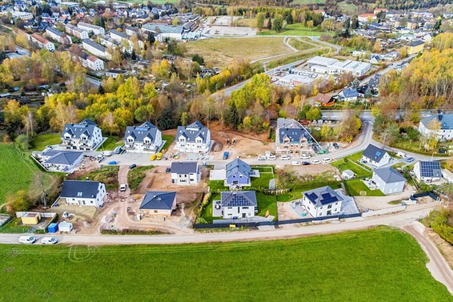 Hier wächst Aue-Bad Schlemas aktuell größtes Wohnbauprojekt - Blick aus der Luft auf das neue Wohngebiet an der Semmelweissiedlung in Bad Schlema. Auf dem gut 1,8 Hektar großen Areal sind bereits mehrere Wohnhäuser entstanden. 