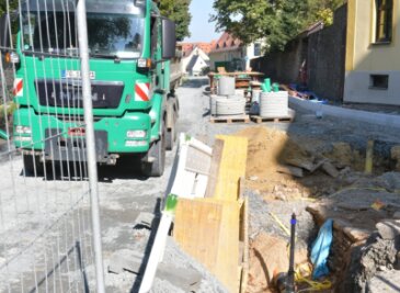 Hier wird in Mittelsachsen gebaut - Noch bis voraussichtlich Mitte kommenden Monats wird auf der Wallstraße (Einmündung Waisenhausstraße) der Mischwasserkanal ausgewechselt. Danach bekommt der Abschnitt eine neue Decke. 