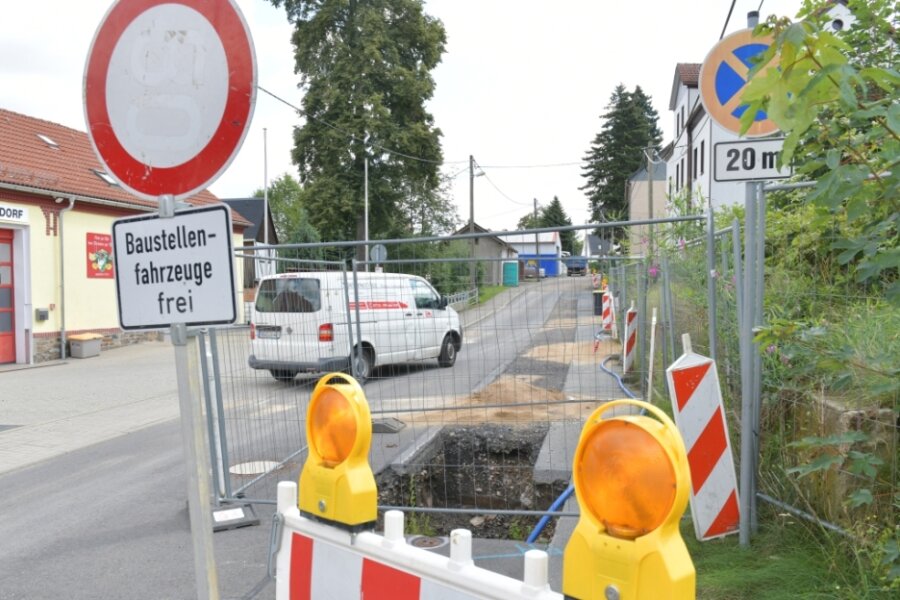 Hier wird in Mittelsachsen gebaut - In der Dorfstraße in Hilbersdorf kommen Autofahrer derzeit nicht weiter. Hier wird noch bis Anfang November gebaut. 