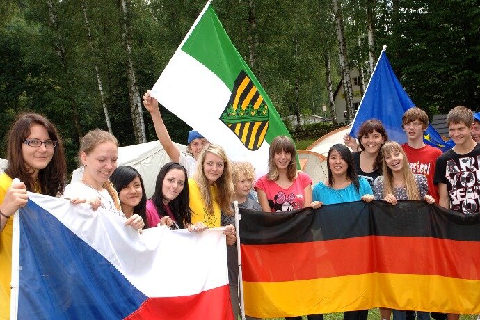 Jugendliche mit Flaggen