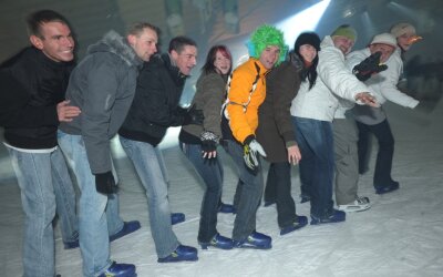 "Hier wurden schon Ehen geschlossen" - 
              <p class="artikelinhalt">Polonaise auf dem Eis: So wie diese Gruppe aus Annaberg nutzten am Samstag viele die Gelegenheit zum Schlittschuhlaufen bei der ersten Eisdisco 2009 in der Eissporthalle im Küchwald.</p>
            