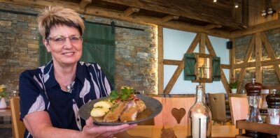 Hiesige Restaurants bei Kochshow dabei - Yvonne Reichelt in ihrem Restaurant "Zum Holzwurm" in Seiffen. Sie serviert zwei Gerichte: gratinierten Ziegenkäse (vorn) und Schweinebraten böhmischer Art mit Kartoffelknödeln und Kraut. 