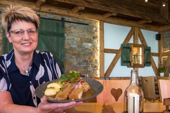 Hiesige Restaurants bei Kochshow dabei - Yvonne Reichelt in ihrem Restaurant "Zum Holzwurm" in Seiffen. Sie serviert zwei Gerichte: gratinierten Ziegenkäse (vorn) und Schweinebraten böhmischer Art mit Kartoffelknödeln und Kraut. 