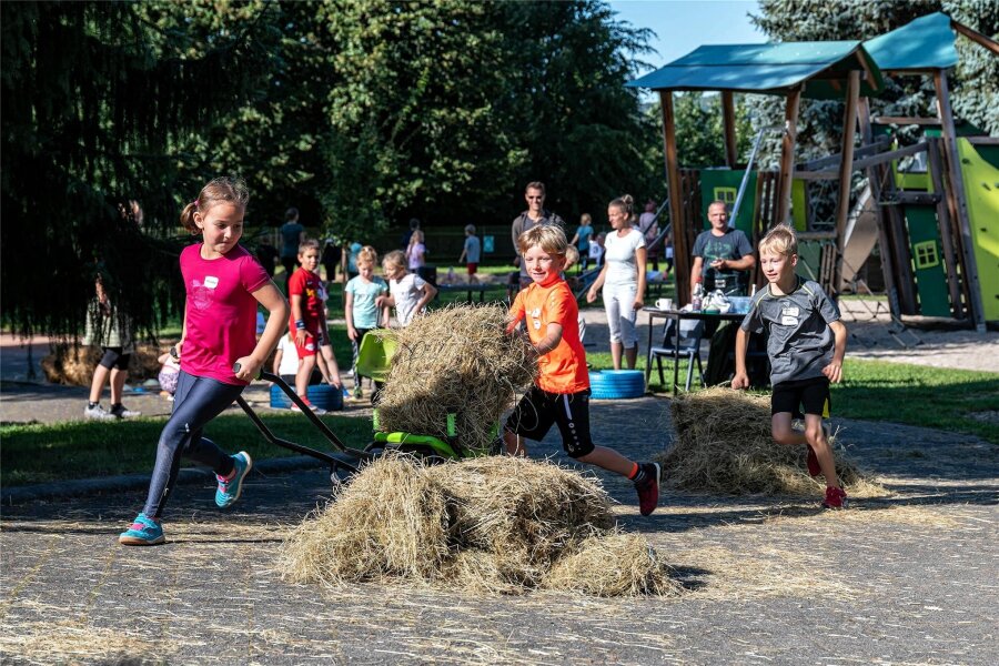 Highland Games: Schwammstapeln statt Baumstammrollen - An der Grundschule in Seelitz haben die ersten Highland Games stattgefunden. Im Bild der Clan Mac Crocodile beim Heuballentransport.