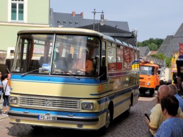 Großes Fahrzeug auf schmaler Straße - neben Pkw und Motorrädern waren auch Busse bei der Parade dabei.