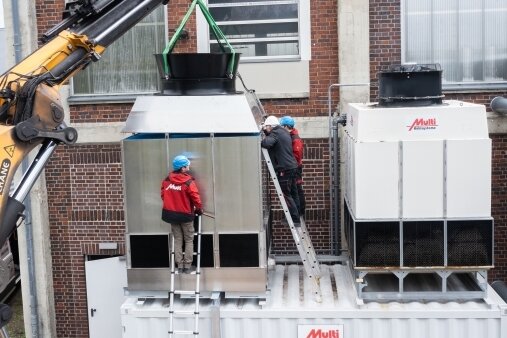 Hightech-Kühlturm geht in Serie - Der erste der neuen Kühltürme wurde im Frühsommer bei einer sächsischen Firma installiert, wo er seinen Stresstest absolviert. 
