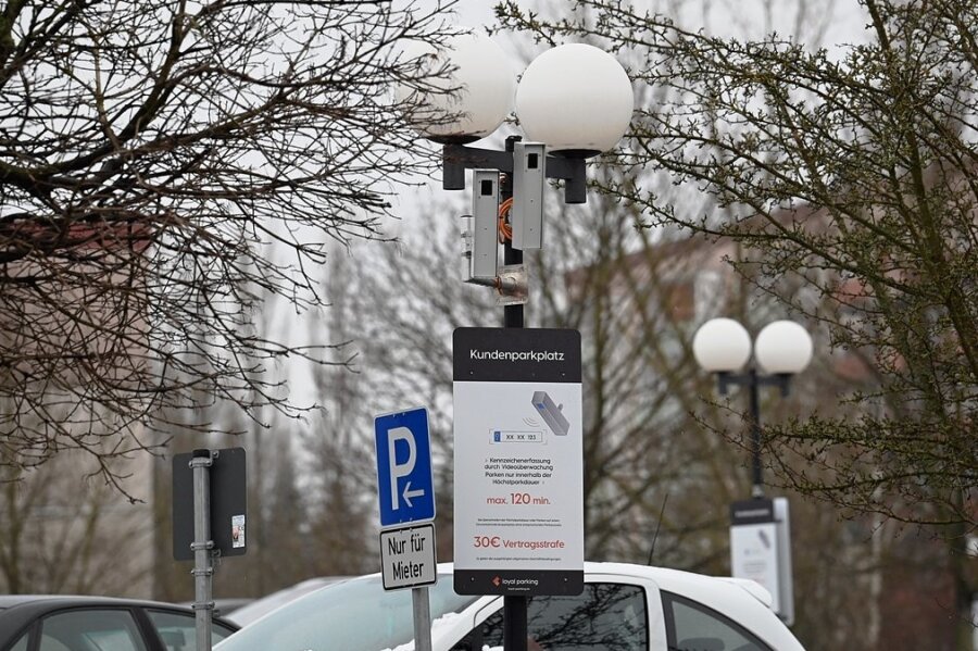 Hightech-Überwachung: Wie Supermärkte Dauerparker vertreiben - Kameras überwachen auch einen Privatparkplatz an der Wolgograder Allee in Chemnitz-Hutholz. Fremd- oder Dauerparkern drohen Vertragsstrafen. Darauf weisen Schilder hin. 