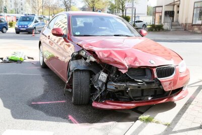 Hilbersdorf: Laster kollidiert mit BMW - Am BMW entstand ein Schaden von rund 5000 Euro.
