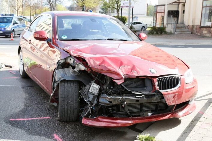 Hilbersdorf: Laster kollidiert mit BMW - Am BMW entstand ein Schaden von rund 5000 Euro.