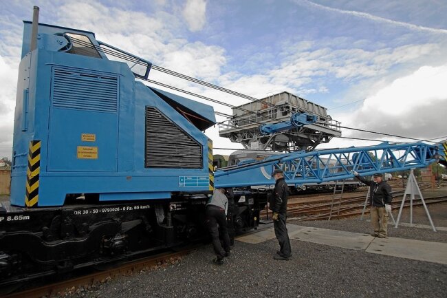 Letzte Handgriffe nach sieben Jahren: Zum Abschluss der Aufbereitung des nunmehr wieder voll funktionsfähigen Eisenbahndrehkrans EDK 80 (61 Tonnen schwer, 105 PS Leistung) erfolgte die technische Abnahme durch Experten der Dekra. 