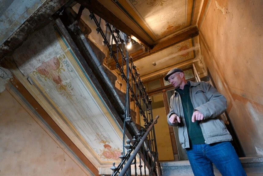 Investor Rainer Hartl hat die denkmalgeschützten Gebäude Limbacher Straße 170/172 in marodem Zustand erworben. Mit kommunaler Unterstützung baut er sie zu Wohnhäusern aus. Besonders stolz ist er auf die erhaltene Malerei im Treppenhaus. 