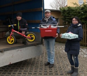 Hilfe für Flutopfer im Ahrtal - Von links: Kathrin Trommer, Tobias und Philipp Thierfelder beladen einen Lkw mit Spenden für die Flutopfer im Ahrtal.