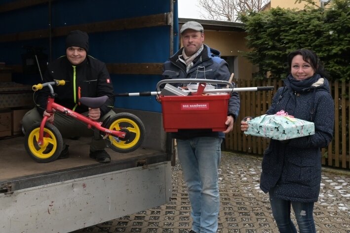 Von links: Kathrin Trommer, Tobias und Philipp Thierfelder beladen einen Lkw mit Spenden für die Flutopfer im Ahrtal.
