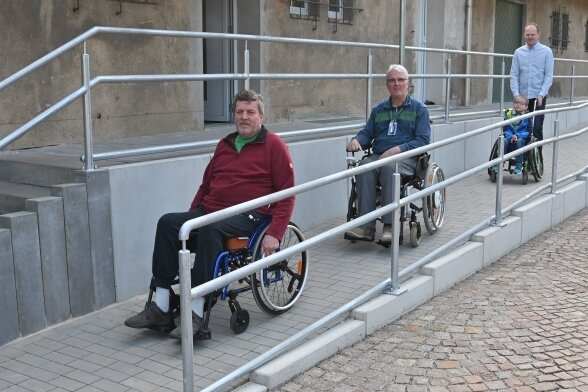 Die Brüder Frank und Gunter Liebers sowie Eisenbahner Robin Helmert mit Jona Sieber (v. l.) testen die neue Auffahrt zum Vereinshaus.