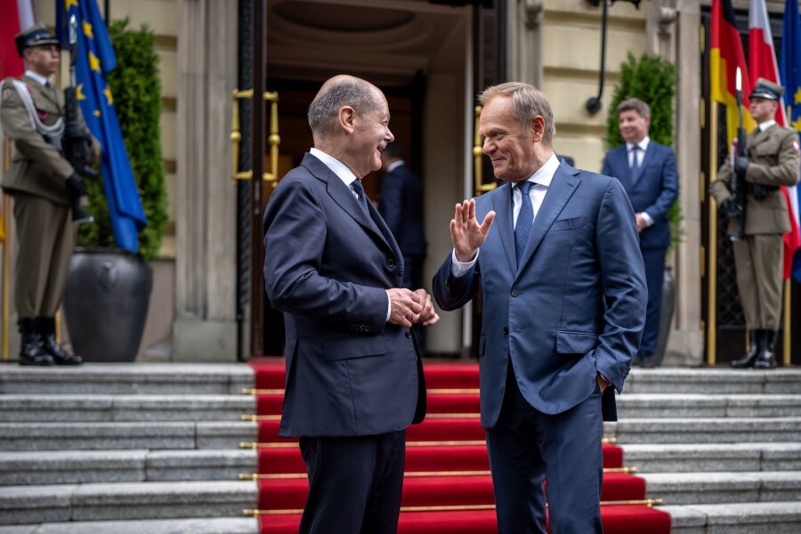 Hilfe für Opfer des Nazi-Terrors in Polen statt Reparationen - Olaf Scholz (l) und Donald Tusk treffen sich zu den ersten deutsch-polnischen Regierungskonsultationen seit 2018.