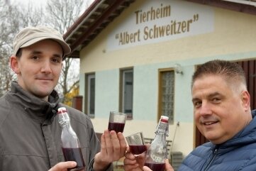 Christian Baltrusch (l.) und Thomas Weigel vom Verein mit dem "Streunerblut", einem Likör.