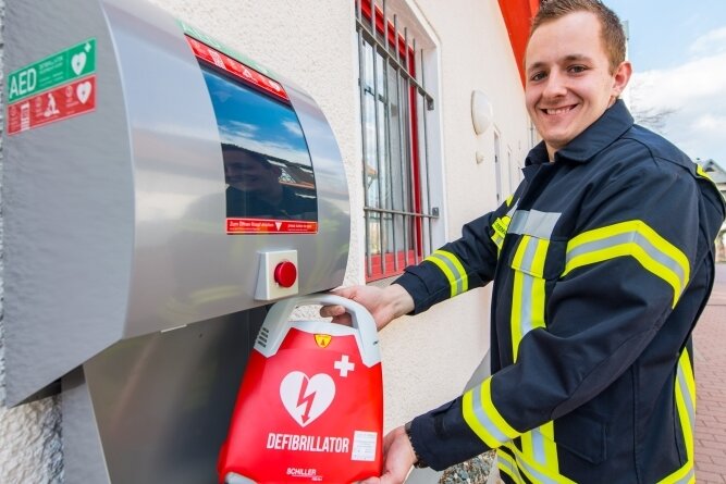 Hilfe im Notfall: Wie Adorf herzsicher wird - Notfallsanitäter Tim Ostenhausen kann zufrieden lächeln: Nun befindet auch am Adorfer Feuerwehrgebäude ein Defibrillator. 