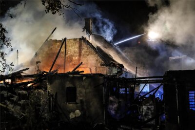 Hilfeaufruf für Brandopfer in Drebach: Familie plant Neuanfang - Brandkatastrophe in Drebach: Von der Scheune fraßen sich die Flammen in das angrenzende Wohnhaus.