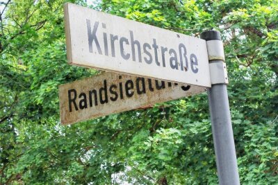 Hilferuf aus Muldenhammer: Warum der Ausbau der Kirchstraße stockt - In der Kirchstraße in Tannenbergsthal hätte im Mai die geplante Sanierung beginnen sollen. Aber es fehlt weiter die Telekom als Partner.