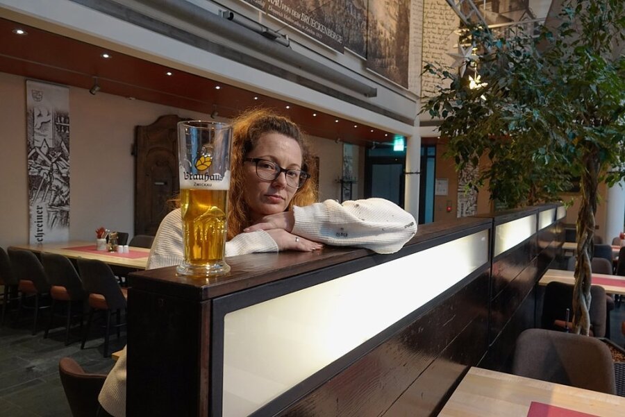 Hilferuf der Gastronomen aus Zwickau: "Lieber Lockdown als 2G" - Bei Sarah Scherk vom Brauhaus in Zwickau ist derzeit nichts voll - das Glas nicht und der Gastraum erst recht nicht. 
