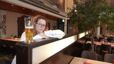 Hilferuf der Gastronomen: "Lieber Lockdown als 2G" - Bei Sarah Scherk vom Brauhaus in Zwickau ist derzeit nichts voll - das Glas nicht und der Gastraum erst recht nicht. 
