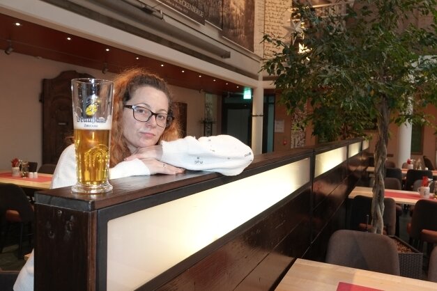 Hilferuf der Gastronomen: "Lieber Lockdown als 2G" - Bei Sarah Scherk vom Brauhaus in Zwickau ist derzeit nichts voll - das Glas nicht und der Gastraum erst recht nicht. 