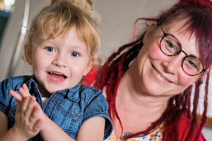 Hilferuf einer Mutter aus Olbernhau - Kristina Franzke mit ihrer Tochter Eleanor. Die Vierjährige leidet an einem seltenen, angeborenen Gendefekt. 