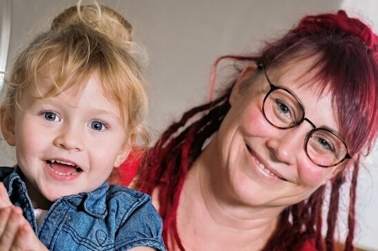 Hilferuf einer Mutter aus Olbernhau - Kristina Franzke mit ihrer Tochter Eleanor. Die Vierjährige leidet an einem seltenen, angeborenen Gendefekt. Ein Assistenzhund könnte helfen, den Alltag einfacher zu meistern. 