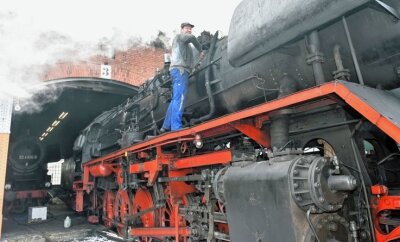 Hilferuf für historisches Dampfross - Voriges Wochenende wurde der Dampflok des Eisenbahnmuseums Hilbersdorf mit der Nummer 50 3648 für die erste Ausfahrt eingeheizt. Dafür checkte Thomas Büttner die Systeme, prüfte den Kessel. 