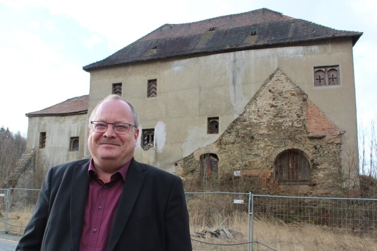 Hilferuf: Schloss Dölau droht weiterer Verfall - Landtagsabgeordneter Dirk Bergner bemüht sich um die Rettung des Dölauer Schlosses. Zurzeit sind die Chancen aber gering. 