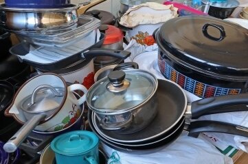 Töpfe, Pfannen und Geschirr liegen auch für Flüchtlinge bereit.