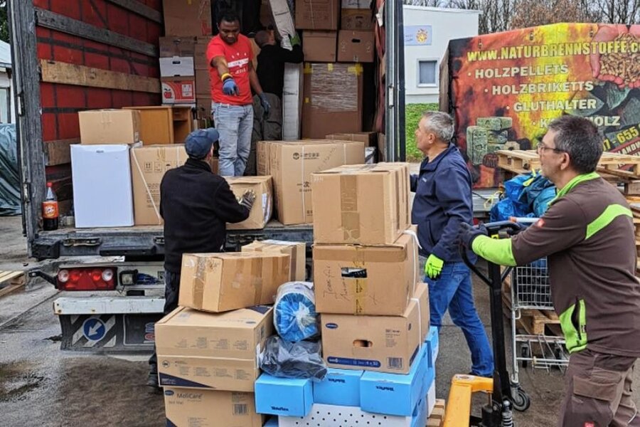 Hilfstransport rollt aus Hainichen in die Ukraine - Helfer beladen einen Lastwagen mit Spendengütern.