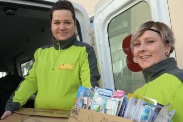 Hilfstransport wird startklar gemacht - Melanie Dittmann (links) und Nadine Derdula vom ASB verladen Hilfsgüter. 